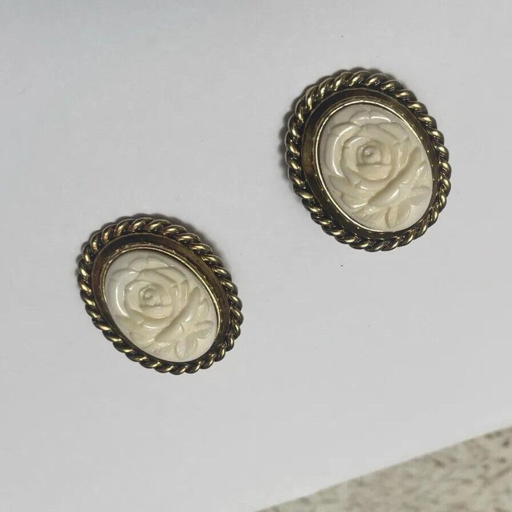 Signed Blair Delmonico Statement Clip On Earrings Gold Tone / Cream Flower